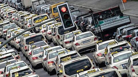 Taxifahrer fahren auf der Straße des 17. Juni zum Versammlungsort am Brandenburger Tor.