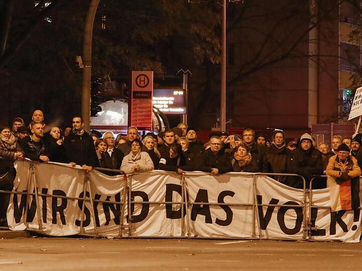 Mit "Wir sind das Volk" begrüßen Teilnehmer einer von "Pro Chemnitz" organisierte Demonstration am 16.11.2018 Bundeskanzlerin Merkel bei ihrem Besuch.