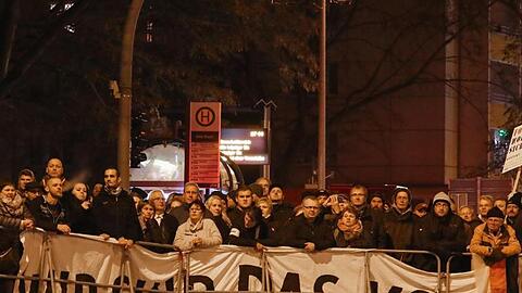 Mit "Wir sind das Volk" begrüßen Teilnehmer einer von "Pro Chemnitz" organisierte Demonstration am 16.11.2018 Bundeskanzlerin Merkel bei ihrem Besuch.