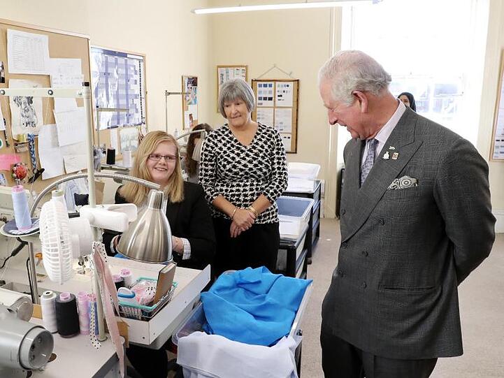 Prinz Charles unterhält sich mit Mitarbeiterinnen der Maßhemdenmanufaktur Emma Willis Ltd. in Gloucester.