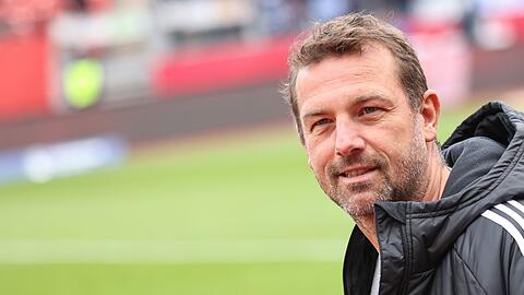 Der Nürnberger Trainer Markus Weinzierl steht vor Spielbeginn auf dem Platz.