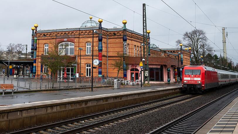 Warum die Oberleitung in Uelzen kaputt gegangen ist, war zunächst unklar. Ein umgefallener Baum soll es nicht gewesen sein, sagte eine Bahnsprecherin.