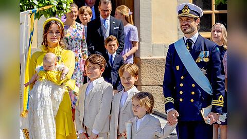 Prinzessin Sofia und Prinz Carl Philip, hier bei Prinzessin Ines' Taufe, teilen selten Videos ihrer Kinder.
