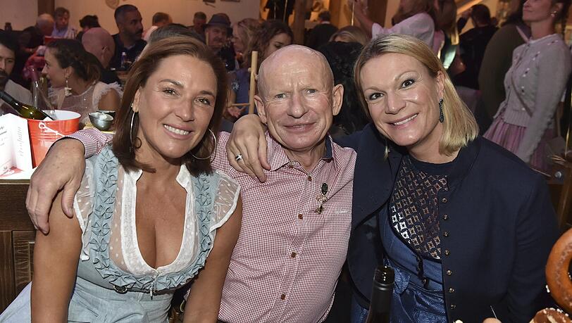 Simone Ballack, Johann Schrempf und Maria Riesch beim WiesnBummel von Cathy Hummels. Simone Ballack, Johann Schrempf und Maria Riesch beim WiesnBummel von Cathy Hummels.