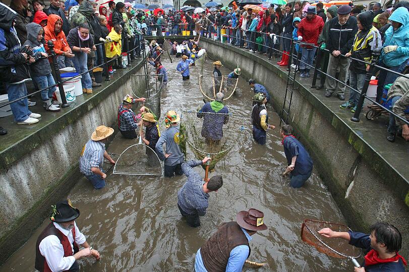 Zahlreiche Hobbyfischer beteiligten sich bei Regen und kühlen Temperaturen an dem alljährlichen Forellenfischen. Dem Fänger des größten Fisches winkt der Titel des "Fischerkönigs".