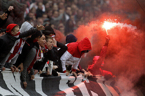 Krawallartige Szenen am Ende des Spiels zwischen dem 1. FC Köln und dem FC Bayern. Aufgebrachte Fans des Absteigers zünden Rauchkörper an.
