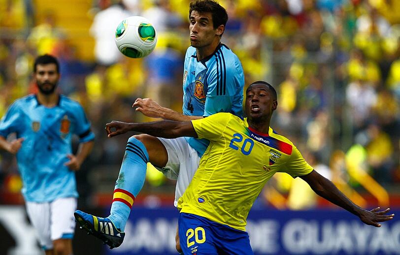 Edison Mendez (Ecuador/r.) im Duell mit Bayern-Star Javi Martínez während des Freundschaftsspiels in Guayaquil. Foto: dpa