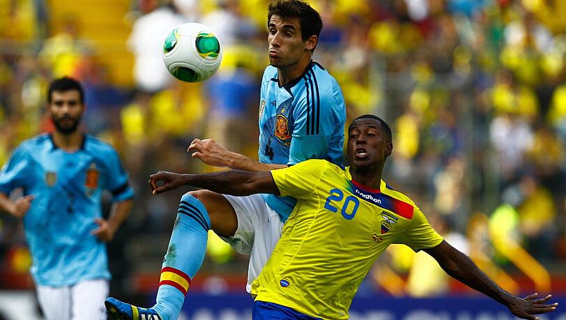 Edison Mendez (Ecuador/r.) im Duell mit Bayern-Star Javi Martínez während des Freundschaftsspiels in Guayaquil. Foto: dpa Edison Mendez (Ecuador/r.) im Duell mit Bayern-Star Javi Martínez während des Freundschaftsspiels in Guayaquil. Foto: dpa