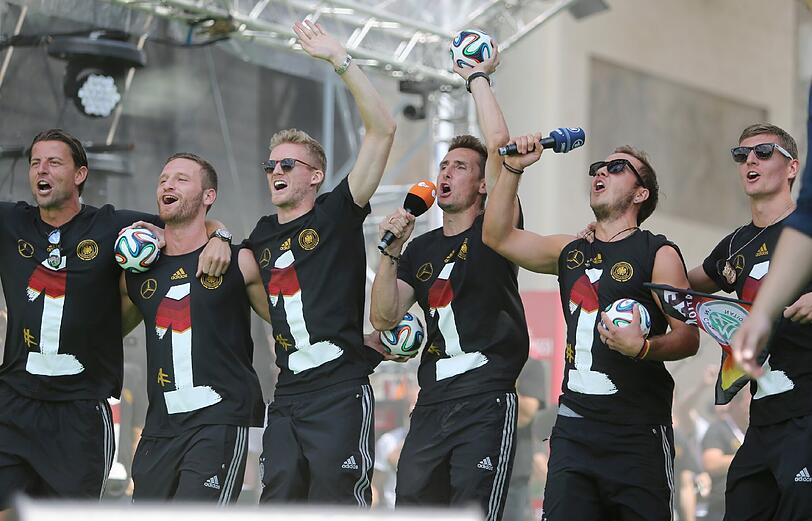 Die Weltmeister feierten mit ihren Fans vor dem Brandenburger Tor. Und erlaubten sich einen kleinen Spaß mit Finalgegner Argentinien.