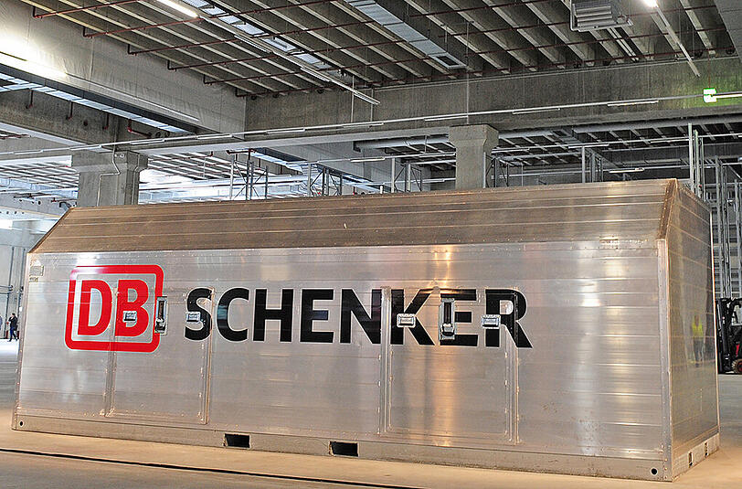 Ein Container von "DB Schenker Luftfracht Europa-Hub" auf dem Flughafen in Frankfurt am Main.
