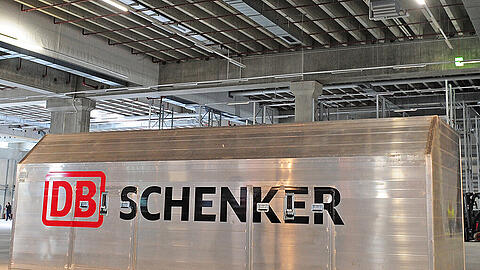 Ein Container von "DB Schenker Luftfracht Europa-Hub" auf dem Flughafen in Frankfurt am Main.