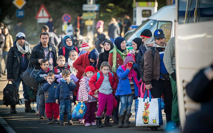 Von der Notunterkunft nahe der oberösterreichischen Ortschaft Hanging geht es für die Flüchtlinge auf die deutsche Seite Richtung Wegscheid zu einem bereitgestellten Bus.
