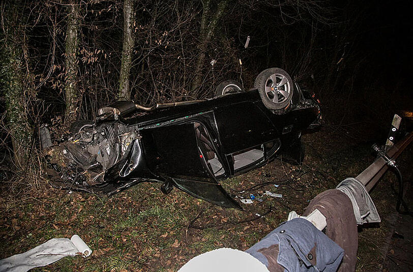 Bilder vom Unfallort in Trostberg: Der alkoholisierte Fahrer (23 J.) wurde schwer verletzt.
