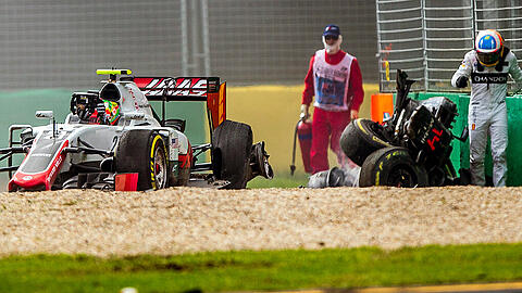 Schock-Moment zum WM-Auftakt der Formel 1 in Melbourne. Fernando Alonso ist in einen Horror-Crash verwickelt. Die Bilder vom Unfall.