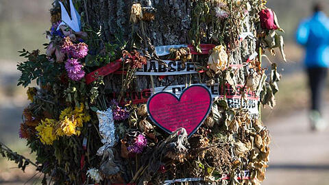 Blumen und Trauerschmuck in Freiburg: Die Staatsanwaltschaft hat Anklage wegen Mordes gegen den tatverdächtigen Hussein K. erhoben.