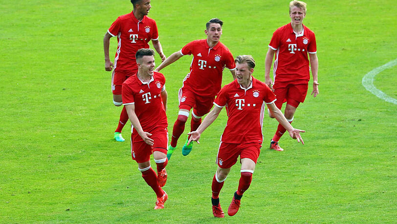 Nach dem Elfmeterschießen löste sich die ganze Anspannung bei den Bayern-Spielern - der Rest war Jubel. Nach dem Elfmeterschießen löste sich die ganze Anspannung bei den Bayern-Spielern - der Rest war Jubel.