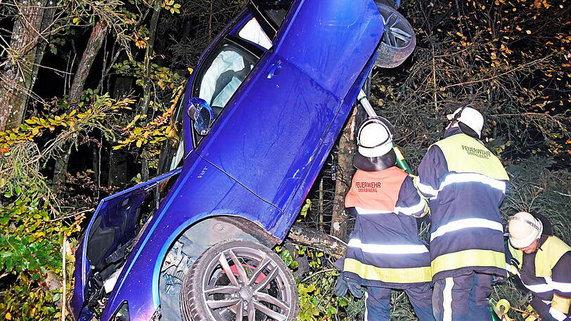 Der hochmotorisierte Audi landete fast senkrecht an einem Baum. Die beiden 18-Jährigen Insassen blieben unverletzt.