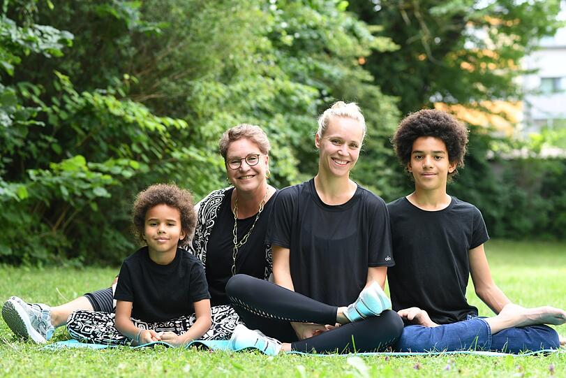 Katerina Jacob mit Tochter Josephine Jacob und deren Kinder Gabriel (7) und Kaniel (12)
