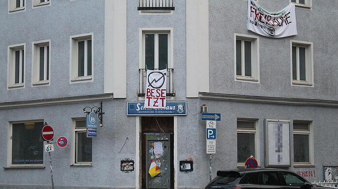Aktivisten besetzten das "Schnitzelhaus" in der Holzapfelstraße 10. Polizisten beendeten die Aktion.