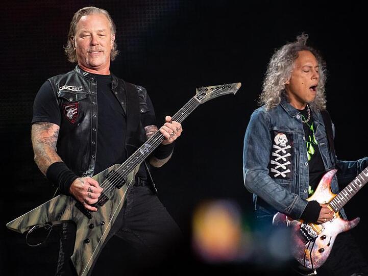 James Hetfield (l) und Kirk Hammett von Metallica. Die Band will Opfern der Buschbrände 750 000 Dollar spenden.