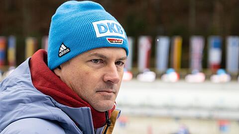 Felix Bitterling, Sportdirektor Biathlon beim Deutschen Skiverband, verfolgt ein Training.