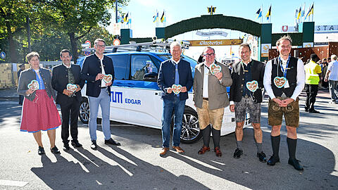 Zum Auftakt der Test-Phase des Wiesn-Shuttles kamen (v.l.) Sabine Effner vom Mobilitätsreferat, TUM Präsident Prof. Thomas F. Hofmann, Wissenschaftsminister Markus Blume, OB Dieter Reiter, Wiesn-Chef Clemens Baumgärtner, Prof. Markus Lienkamp und MCube Geschäftsführer Oliver May-Beckmann.