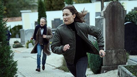 "Bis auf den Knochen. Ein Krimi aus Passau": Ferdinand Zankl (Michael Ostrowski) und Frederike Bader (Marie Leuenberger) rennen über den Friedhof.
