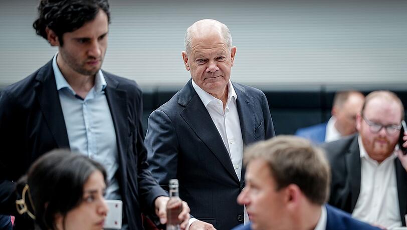 In der SPD-Fraktion meldete sich der ehemalige Bundeskanzler Olaf Scholz zum Jahrestag der Koalition zu Wort.
