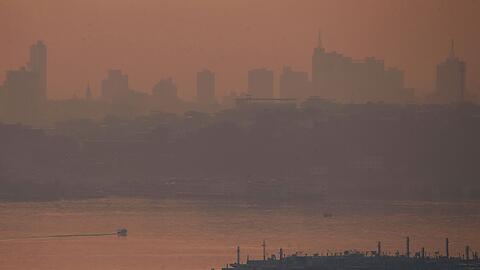 Die brasilianische Amazonas-Metropole Manaus ist von dichtem Rauch eingeh&uuml;llt.