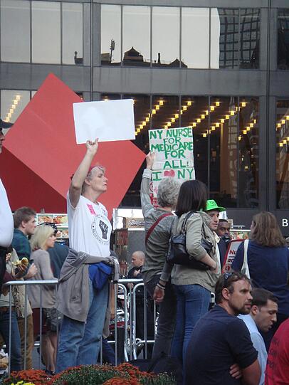 Krankenschwestern fordern auf ihren Plakaten eine medizinische Versorgung für alle New Yorker - unabhängig vom Geldbeutel.