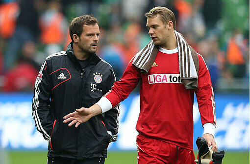 Ein eingespieltes Team seit gemeinsamen Schalker Zeiten: Bayern-Torhüter Manuel Neuer (r.) und sein Trainer Toni Tapalovic.