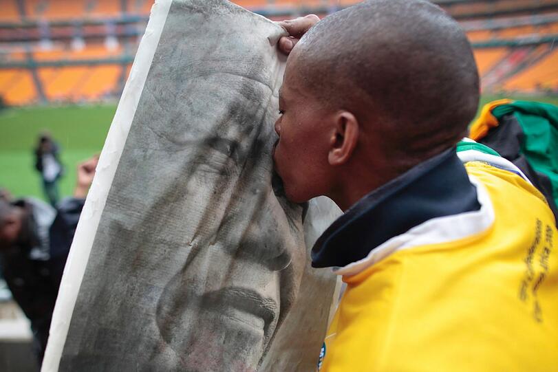 Südafrika verabschiedet sich von Nelson Mandela. Um 14 Uhr MEZ beginnt die gigantische Trauerfeier, die auf 90 Leinwände im Land übertragen wird. So langsam füllen sich die Plätze im Land. Hier die Bilder...