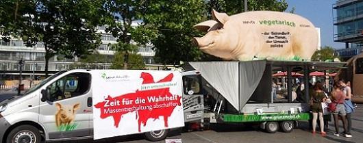 Das Grunzmobil fährt auf dem Marienplatz vor.
