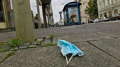 Typischer Anblick vor vielen Trambahnhaltestellen &ndash; wie hier an der Clemensstraße: Einwegmasken liegen oft auf dem Boden.