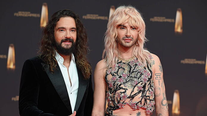 Tom und Bill Kaulitz kommen auf den Kontostand zweier bekannter TV-Moderatoren zu sprechen.