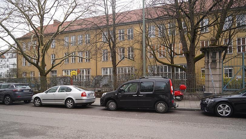 54 Unfälle sind im Umfeld dieser Münchner Schule im Jahr 2023 passiert. So viele wie nirgends sonst in Bayern und an fast keiner anderen Schule in Deutschland. 54 Unfälle sind im Umfeld dieser Münchner Schule im Jahr 2023 passiert. So viele wie nirgends sonst in Bayern und an fast keiner anderen Schule in Deutschland.