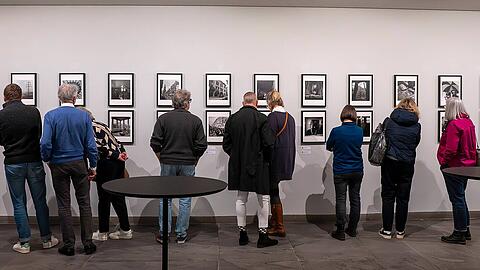 Die Ausstellung der Fotos von Lee-Miller im Amerikahaus, hier bei der Vernissage im Januar.