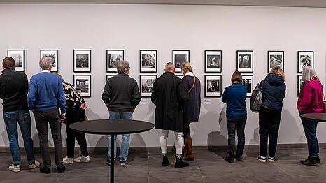 Die Ausstellung der Fotos von Lee-Miller im Amerikahaus, hier bei der Vernissage im Januar.