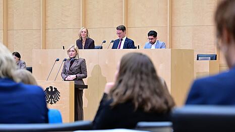 Ministerin Nina Warken will den Druck f&uuml;r Beitragserh&ouml;hungen vermindern.