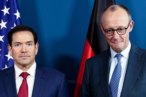 Bundeskanzler Friedrich Merz (r, CDU) und US-Außenminister Marco Rubio treffen sich auf der 62. Münchner Sicherheitskonferenz. Es werden mehr als 60 Staats- und Regierungschefs beim wichtigsten Expertentreffen zur Sicherheitspolitik weltweit erwartet und damit mehr als je zuvor. +++ dpa-Bildfunk +++ Bundeskanzler Friedrich Merz (r, CDU) und US-Außenminister Marco Rubio treffen sich auf der 62. Münchner Sicherheitskonferenz. Es werden mehr als 60 Staats- und Regierungschefs beim wichtigsten Expertentreffen zur Sicherheitspolitik weltweit erwartet und damit mehr als je zuvor. +++ dpa-Bildfunk +++