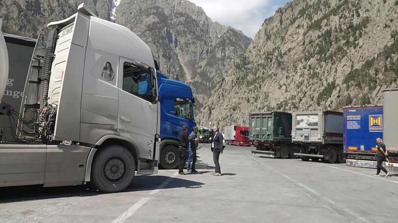 An der georgisch-russischen Grenze kommt der ARD-Reporter mit Lkw-Fahrern ins Gespräch. An der georgisch-russischen Grenze kommt der ARD-Reporter mit Lkw-Fahrern ins Gespräch.