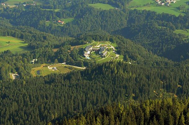 Ausblick auf das Hotel Kempinski Berchtesgaden vom Kehlsteinhaus aus.