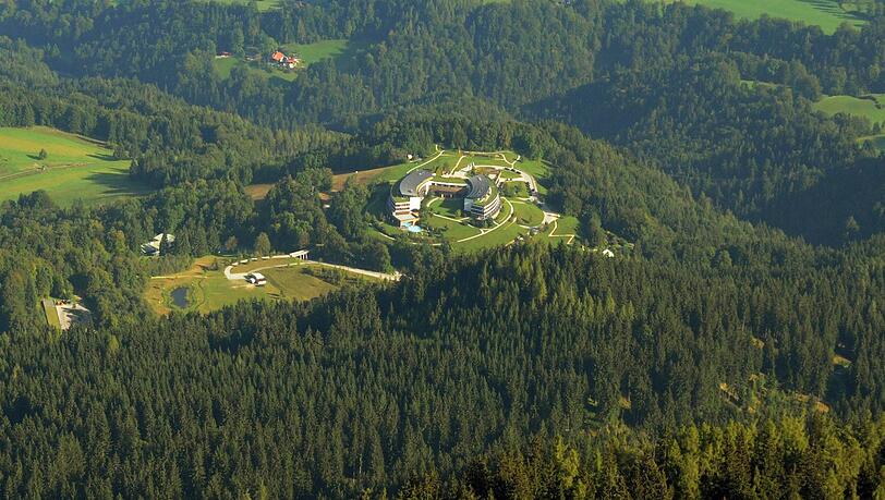 Ausblick auf das Hotel Kempinski Berchtesgaden vom Kehlsteinhaus aus. Ausblick auf das Hotel Kempinski Berchtesgaden vom Kehlsteinhaus aus.