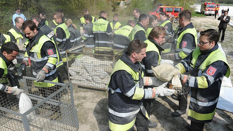 Katastrophenschutz-Lehrübung &bdquo;Hellabrunn&ldquo;: 
Im Bereich der Floßlände findet eine Katastrophenschutzübung statt. Etwa 400 Einsatzkräfte verschiedener Hilfsorganisationen üben mit 85 Fahrzeugen umfangreiche Deichsicherungsmaßnahmen und die Bereitstellung und Führung eines Hilfeleistungskontingentes für Großschadensereignisse.
An der Übung &bdquo;Hellabrunn&ldquo; beteiligen sich neben hauptberuflichen und ehrenamtlichen Kräften der Münchner Feuerwehr auch das THW, die Polizeihubschrauberstaffel Bayern, die Bundespolizeifliegerstaffel aus Oberschleißheim, Baureferat und Referat für Gesundheit und Umwelt der Stadt München, die Wasserwacht und das Wasserwirtschaftsamt München. Übungsbeobachter sind neben zahlreichen Vertretern des Münchner Stadtrates auch der Kreisverwaltungsreferent Dr. Blume-Beyerle.