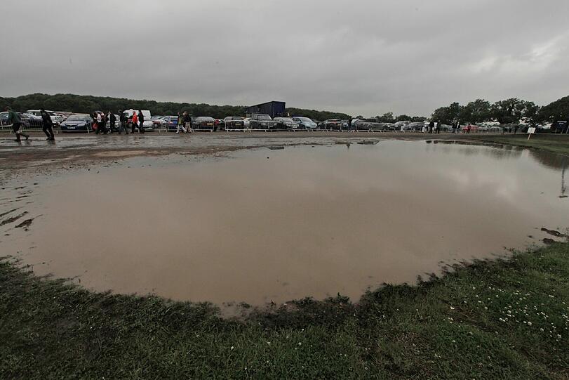 Silverstone im Regen: Starkregen hat die Wiesen um die Rennstrecke komplett unter Wasser gesetzt. Die Bilder.