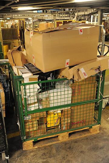 Absurde Sendungen sieht Dierl täglich, etwa wenn Pakete vom Sexshop aufplatzen oder plötzlich Rattengift aus einem Paket rieselt. Und: &bdquo;Es gibt Leute, die verschicken ganze Weihnachts-Menüs, Gans inklusive. Dann rollen Knödel aus dem Karton, weil die Tupperdose aufgegangen ist.&ldquo;