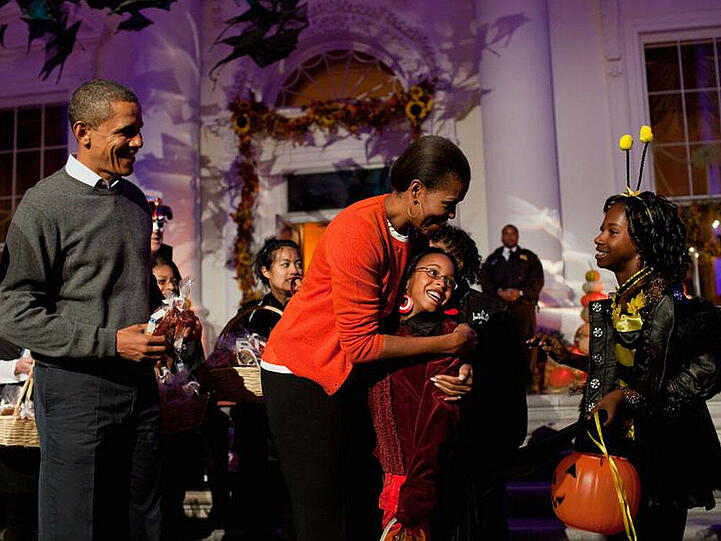 Barack und Michelle Obama verteilen Süßigkeiten an Halloween