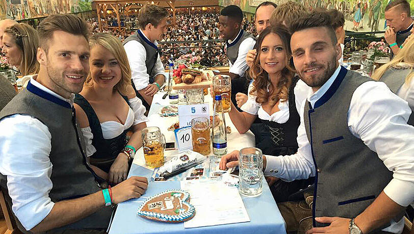 Abstecher vom frustrierenden Zweitliga-Alltag zur Wiesn: Die Löwen-Profis in bester Laune... Abstecher vom frustrierenden Zweitliga-Alltag zur Wiesn: Die Löwen-Profis in bester Laune...