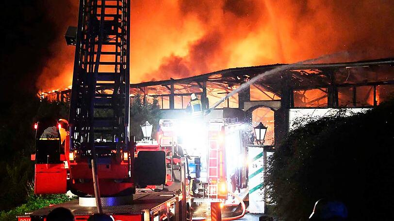 Flammeninferno in Icking - die Bilder vom Feuerwehreinsatz in der Nacht.