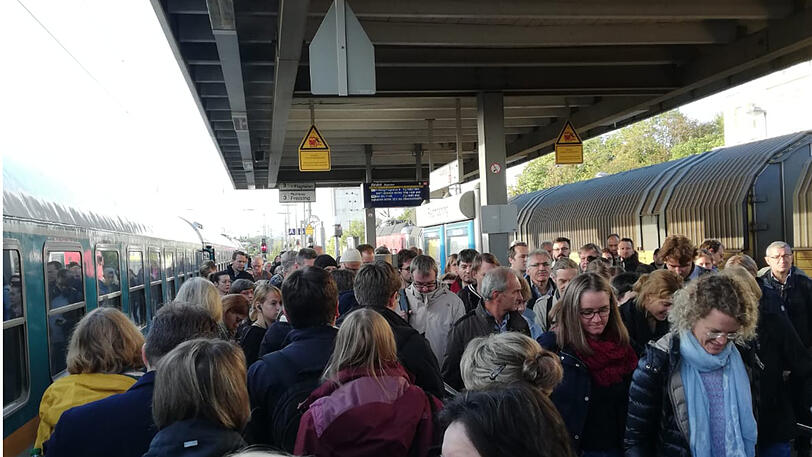 Endstation Feldmoching: Hunderte Pendler mussten am Montagmorgen auf alternative Reisemöglichkeiten umsteigen.